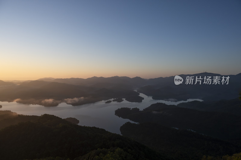 广东中山五桂山狮头山俯瞰长江水库日出风光