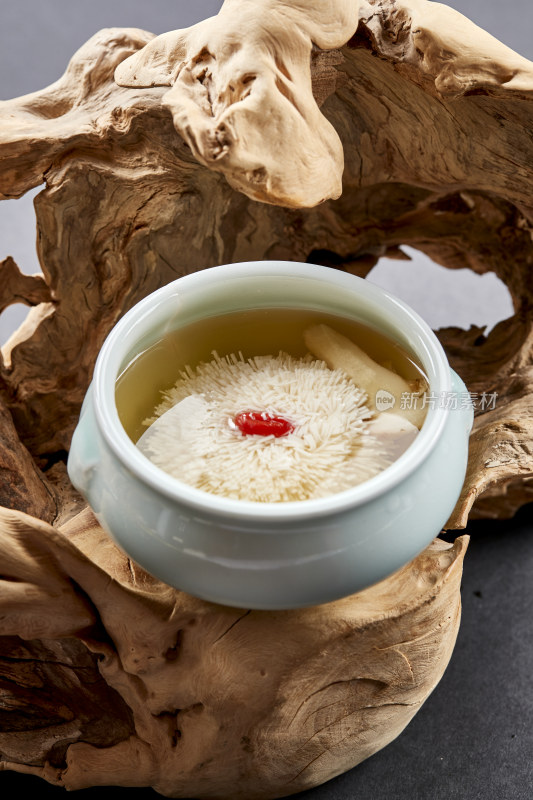 青瓷汤中装的淮扬菜枸杞菊花豆腐汤