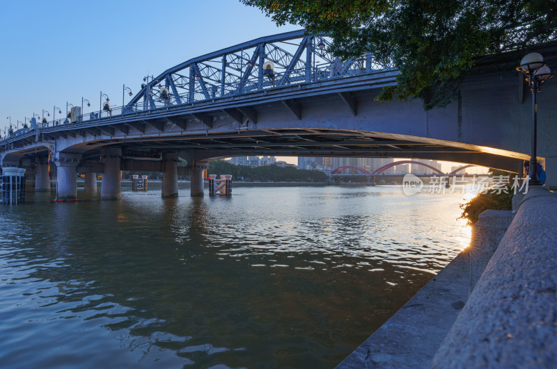 广州珠江海珠桥与滨江城市高楼建筑