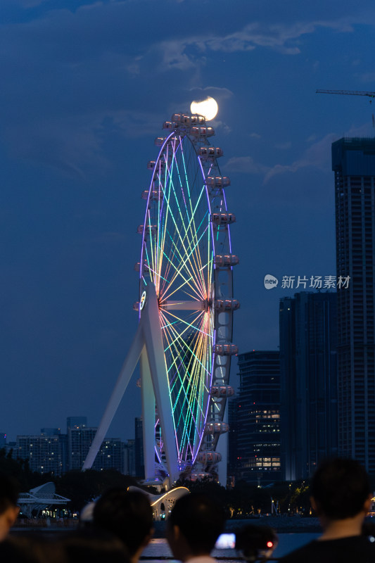 夜景中发光的摩天轮