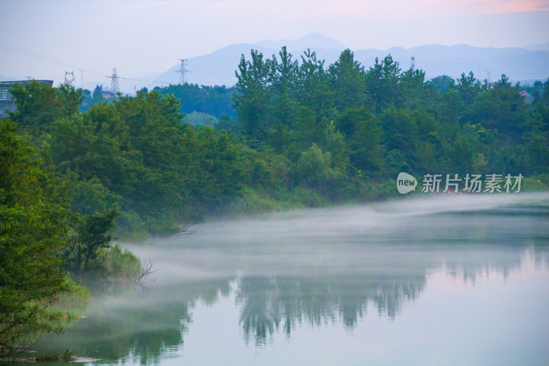 宁静的湖畔晨曦薄雾