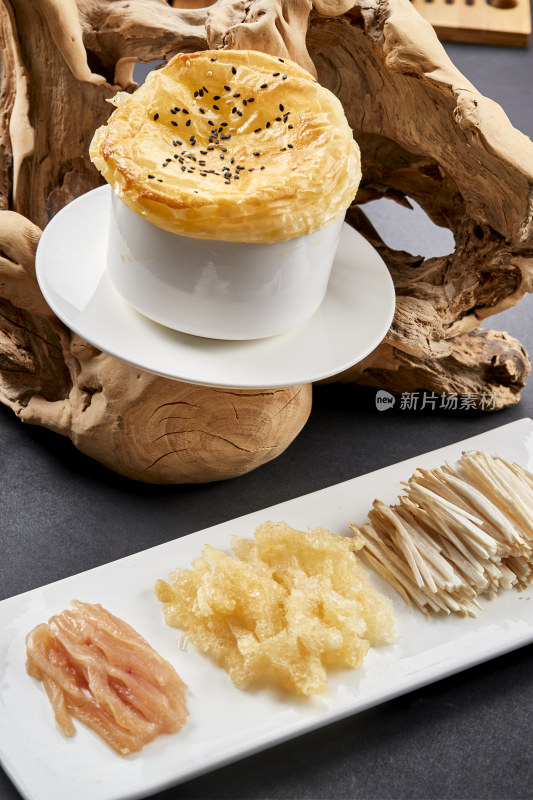 鸡丝山珍菌竹荪汤盖酥皮饼