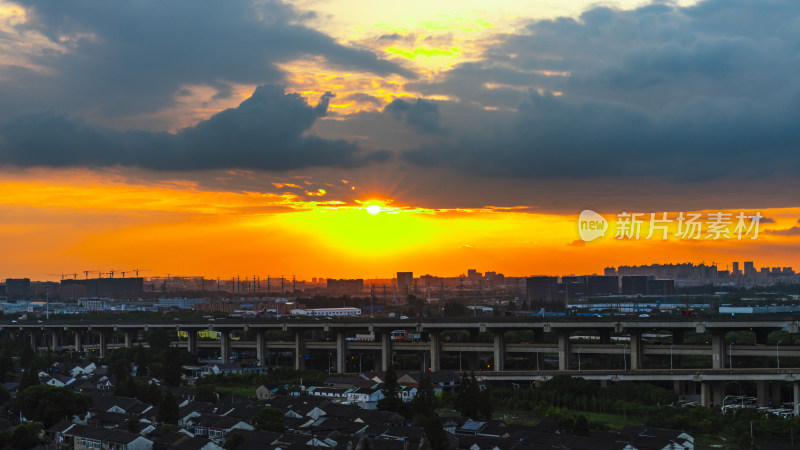 夕阳下城市高架桥的壮观景象