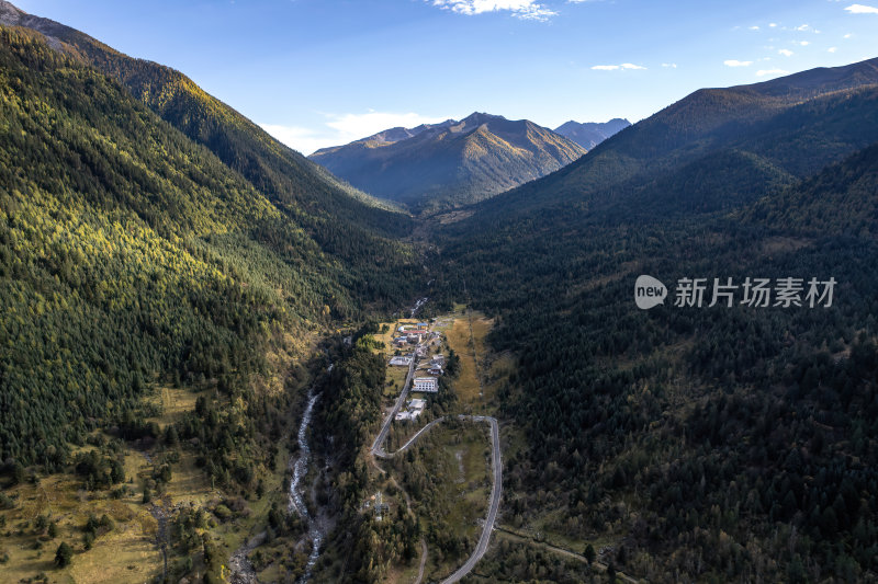 四川阿坝州党岭村高原峡谷秋色高空航拍