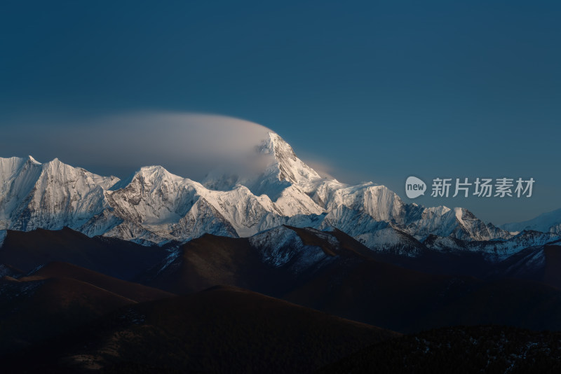 四川甘孜州木雅神山贡嘎神山雪山日照金山