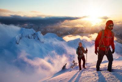 雪山徒步的男女旅行者