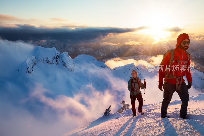 雪山徒步的男女旅行者