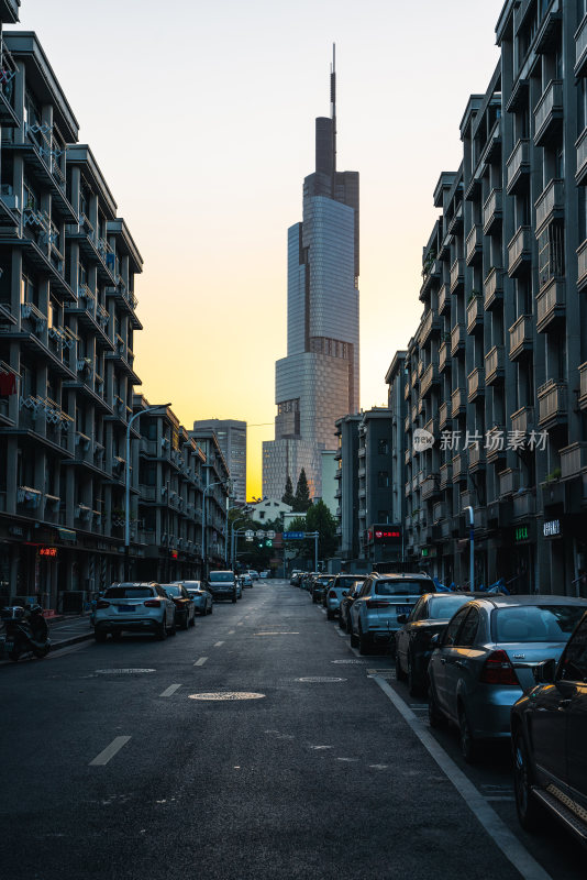 南京紫峰大厦与城市街道