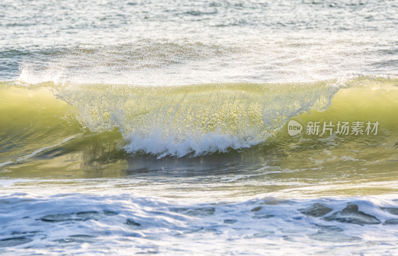 海南三亚阳光下绿松石海浪浪花冲浪唯美