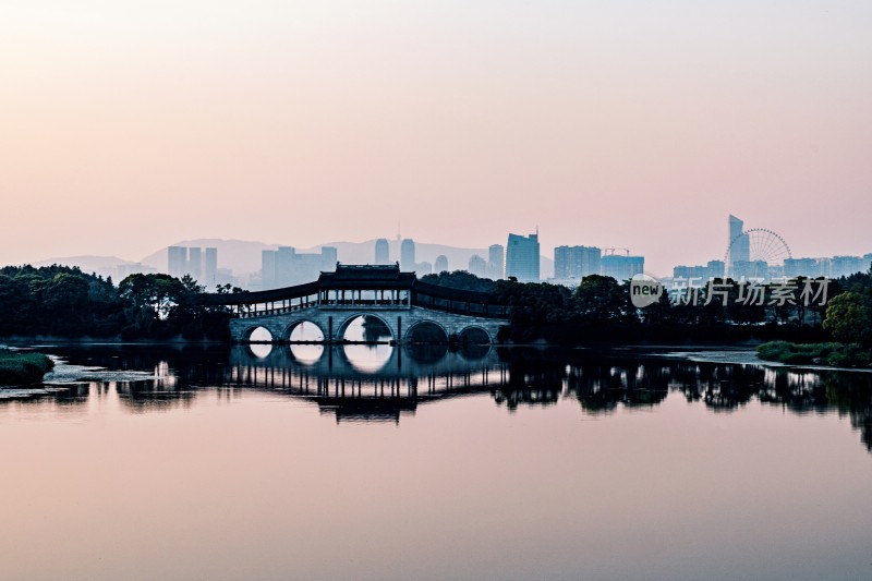 湖上古桥与城市天际线景观