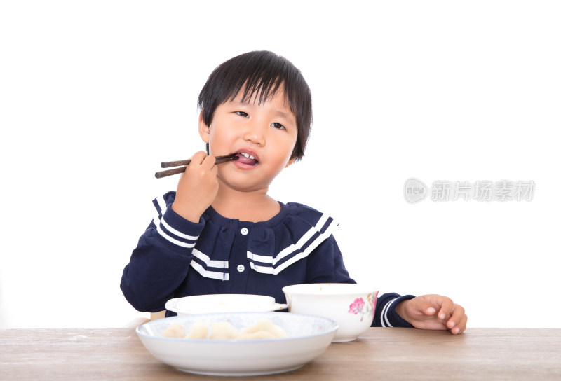 幼小的中国小姑娘在自己吃饭