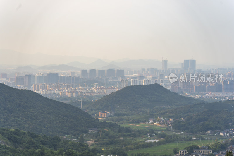 浙江杭州大朗山自然风光，在夕阳下的村庄