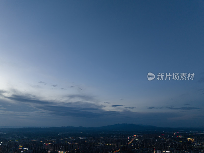 日落蓝调时刻 繁华城市上空 梦幻晚霞云层