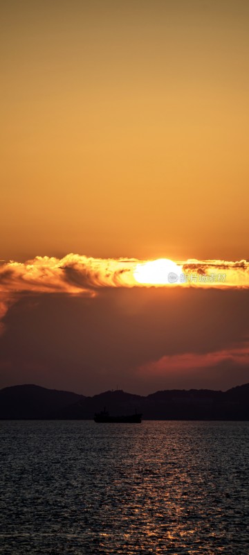 海上夕阳与船只景观