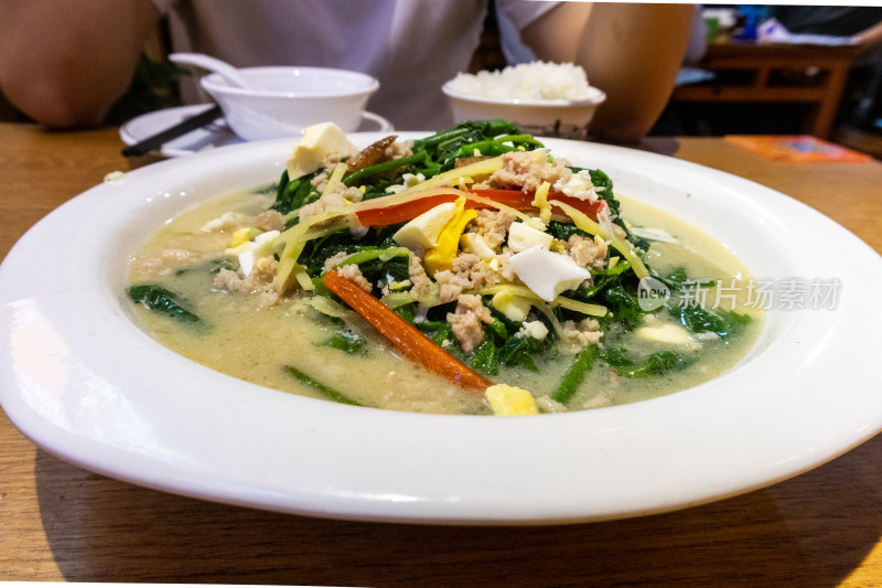 餐桌聚餐时候桌上的粤菜上汤桑叶