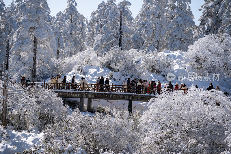 四川眉山瓦屋山景区雪山栈桥上的冬日暖阳