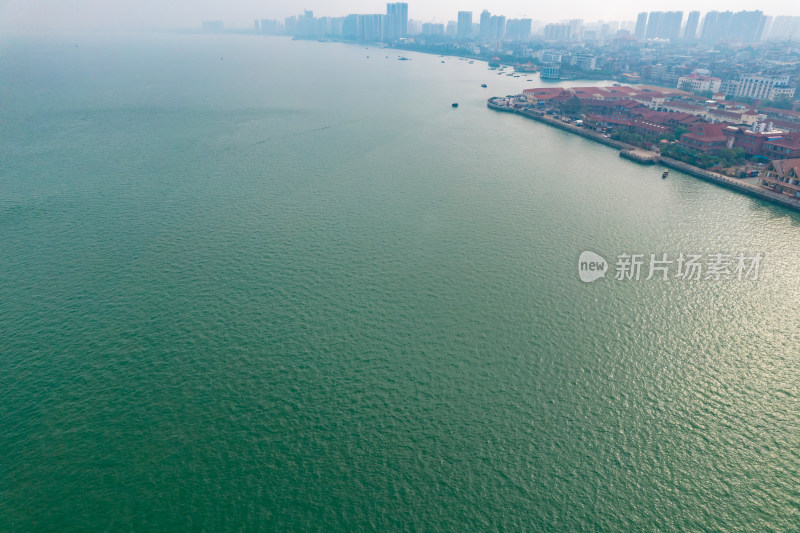 蓝色海洋大海天空渔船航拍摄影图