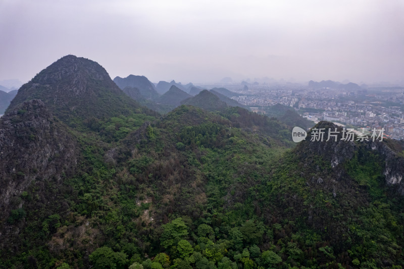 广西桂林西湖公园奇山山石航拍图