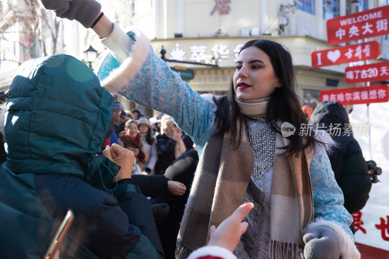 中央大街冬日街头人群聚集场景