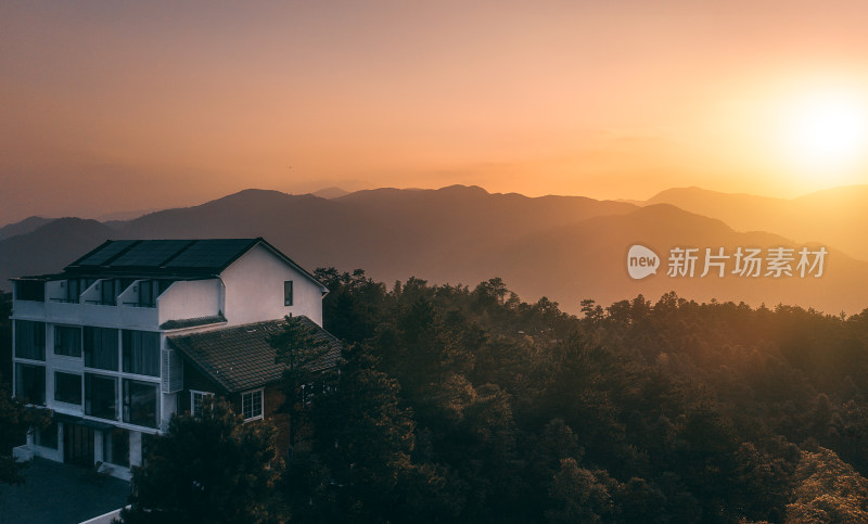 航拍夕阳下群山里的民宿