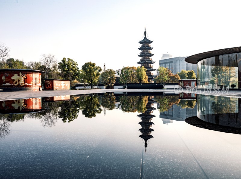 上海龙华寺中式建筑倒影景观