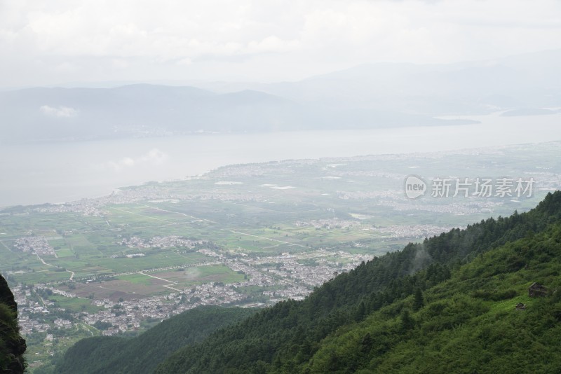 山林中俯瞰山下城镇的自然景观