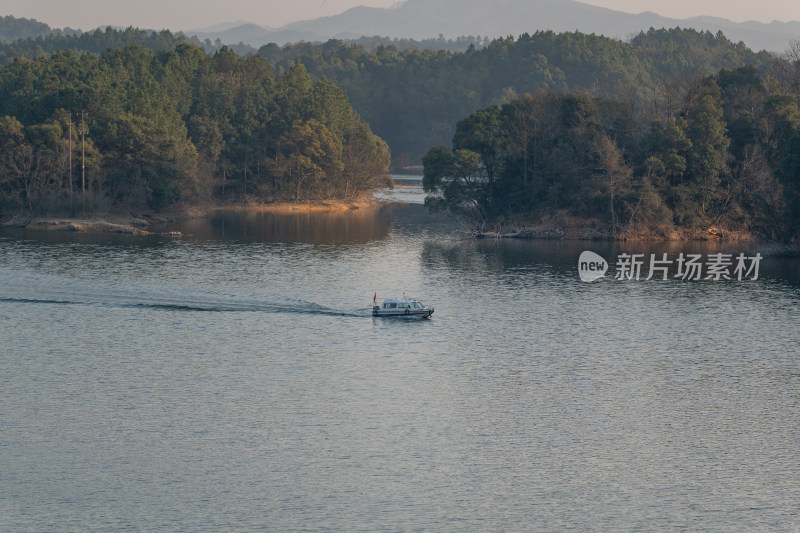 平静湖面上的小船