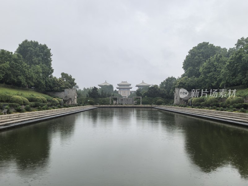 雨花台：雨中的古典建筑与水景园林景观