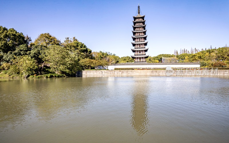 湖边古塔风景