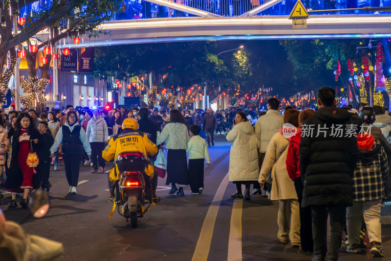 烟台山夜晚街道人群聚集场景