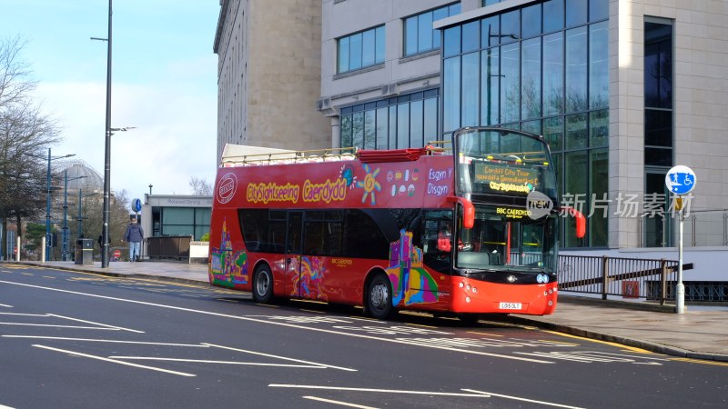 城市街道上的红色观光双层巴士