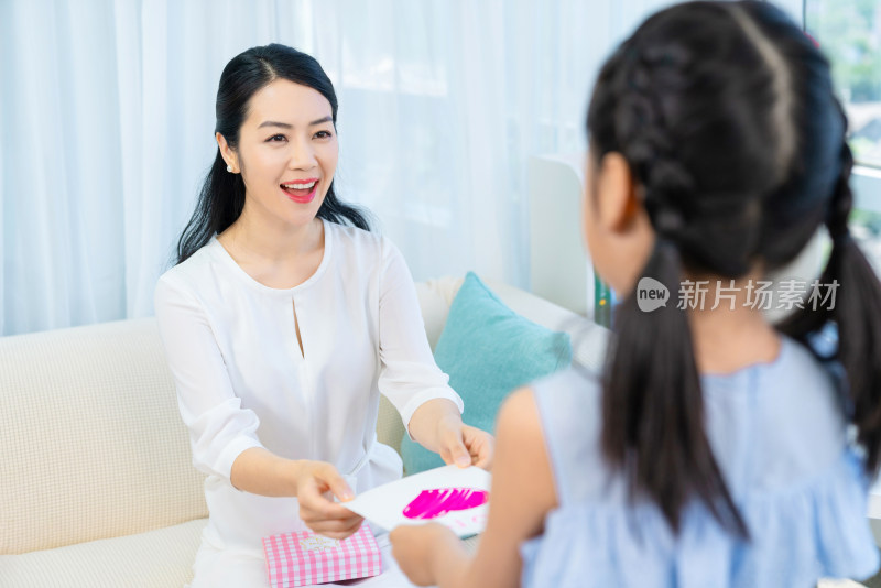 女儿送妈妈礼物