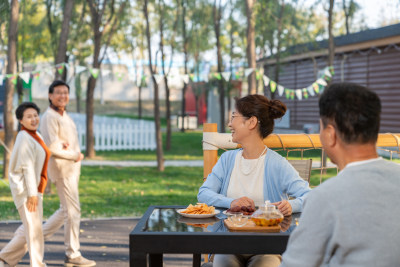 中老年人在露营地喝茶聊天