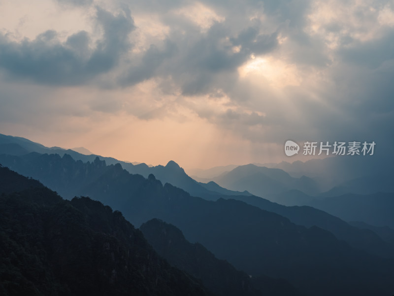 杭州牵牛岗群山天空夕阳耶稣光线