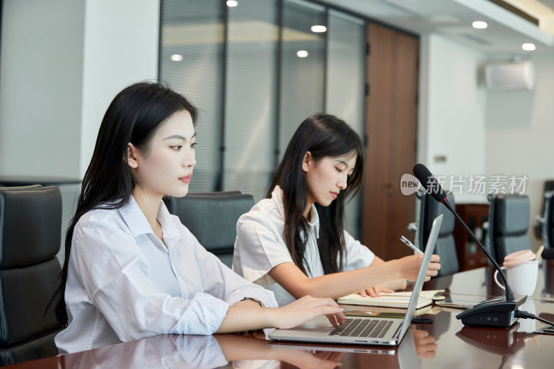 在室内使用电脑办公的亚洲白领女性