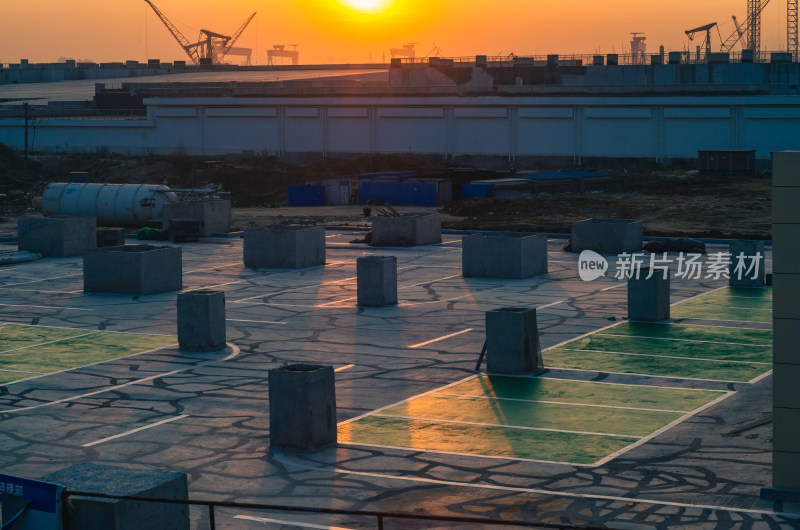 夕阳下的青岛凤凰岛的工地基地