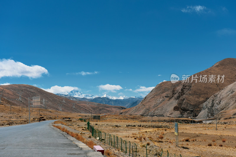 中国西藏日喀则地区山峦自然风光