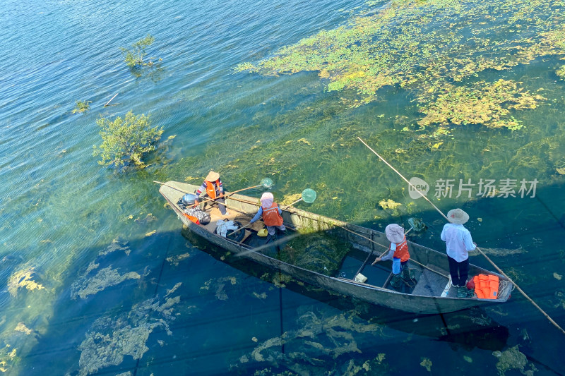 洱海上船只的高角度视图