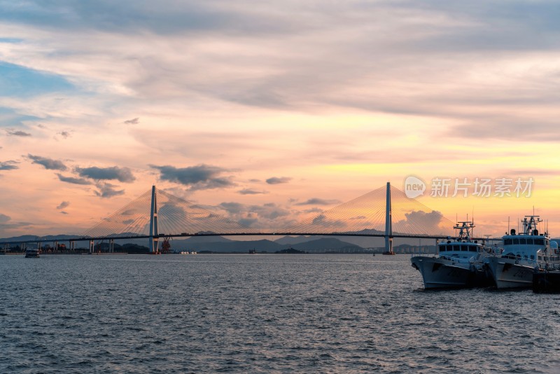 广东汕头内海湾的落日晚霞