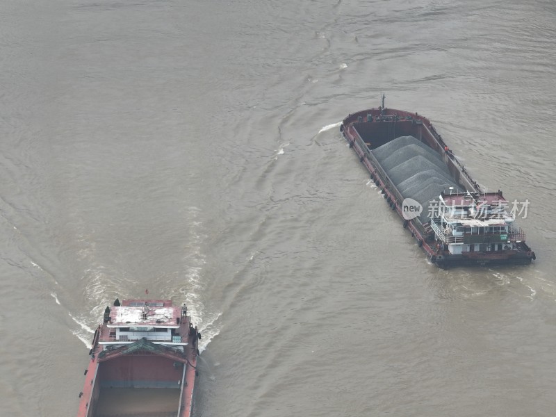 货船散装船在江面航行水路运输广西梧州西江