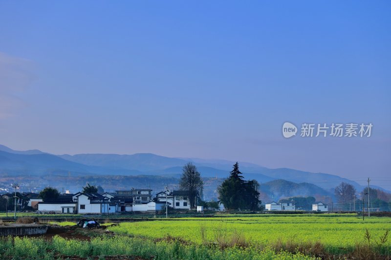 乡村田野与民居远景