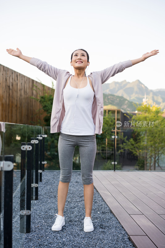 年轻女子一边锻炼一边听音乐