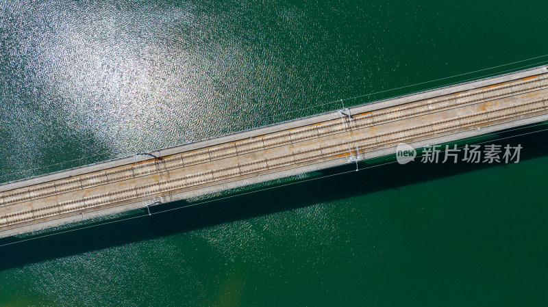 俯拍桂林高铁线路 高架桥 碧绿的湖泊水库