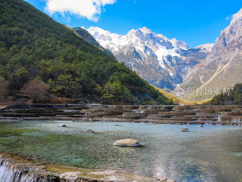 蓝月谷与玉龙雪山形成的山水画卷