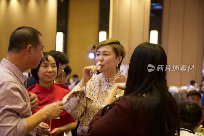 室内聚会人群举杯场景