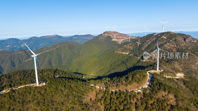 山间风力发电场的壮观航拍景象