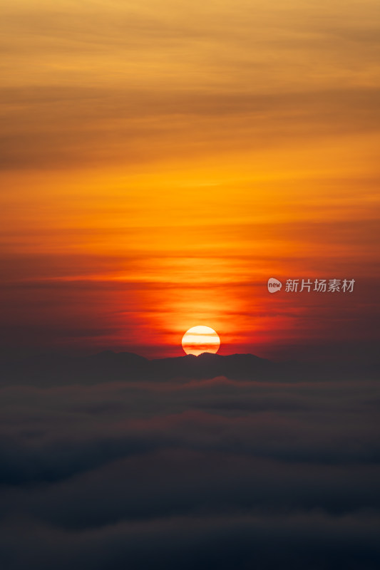 日出时分山间云海与红日