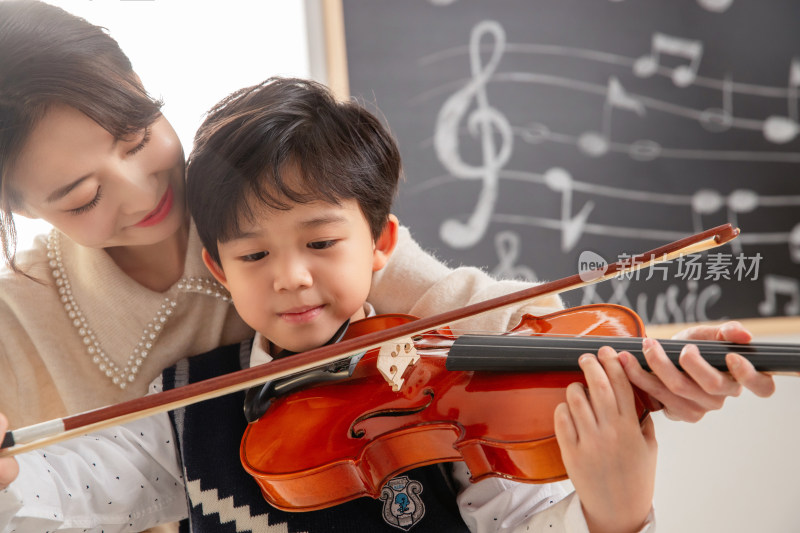 年轻女人指导学生学习小提琴