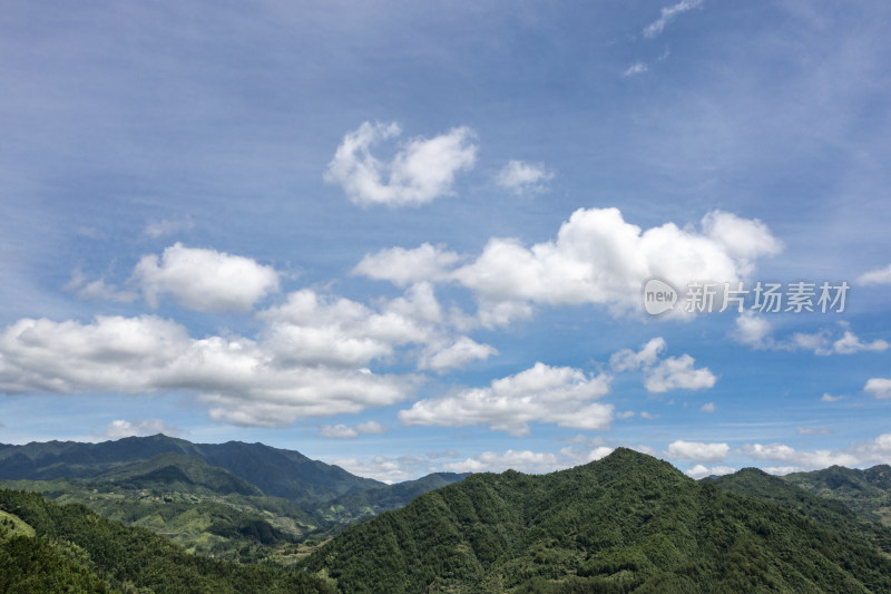 江南高山山峦蓝天白云