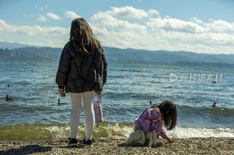 海边的小女孩姐妹俩